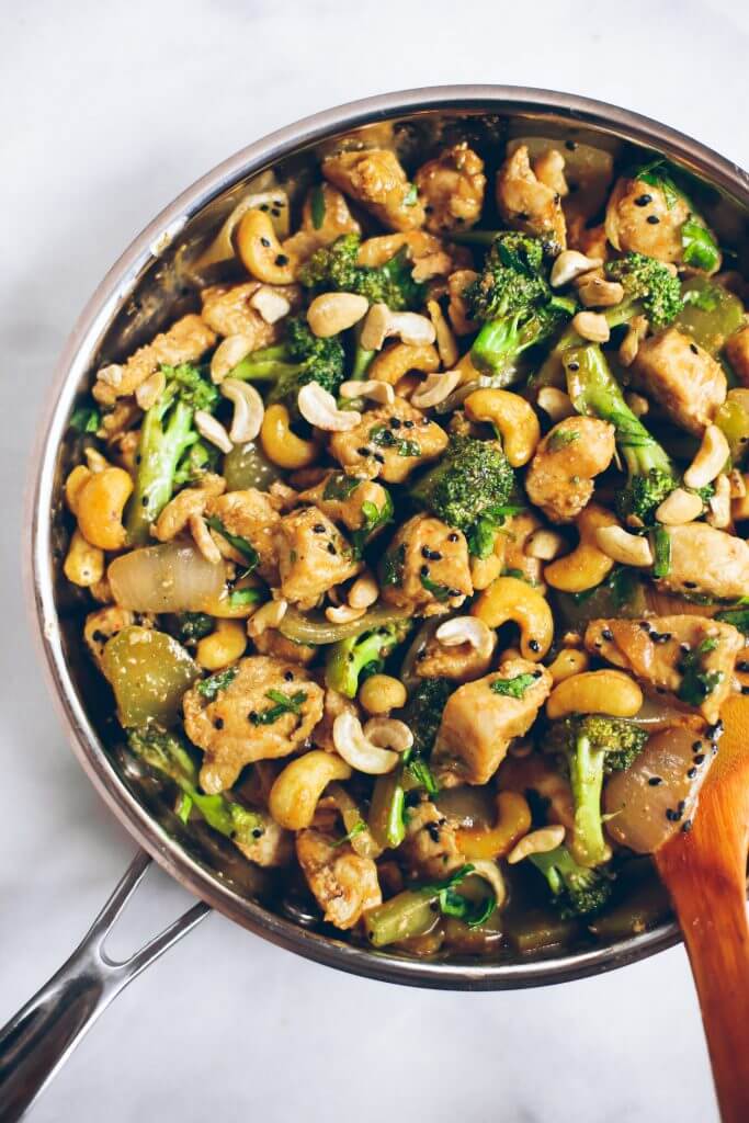 Best cashew chicken recipe and it's whole30 and paleo! This easy dinner is a family favorite- we can't get enough of this delicious and easy to make cashew chicken! Save this recipe for whole30 meal prep this week.