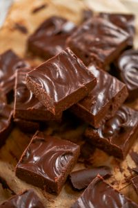 109 calorie easy homemade fudge recipe, made with just two ingredients! Melt in your mouth paleo fudge recipe anyone can make at home in their kitchen. Perfect freezer-friendly healthier candy option to have on hand. #paleo #candy #cooking #chocolate #vegan