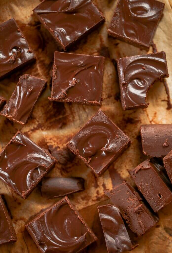 109 calorie easy homemade fudge recipe, made with just two ingredients! Melt in your mouth paleo fudge recipe anyone can make at home in their kitchen. Perfect freezer-friendly healthier candy option to have on hand. #paleo #candy #cooking #chocolate #vegan