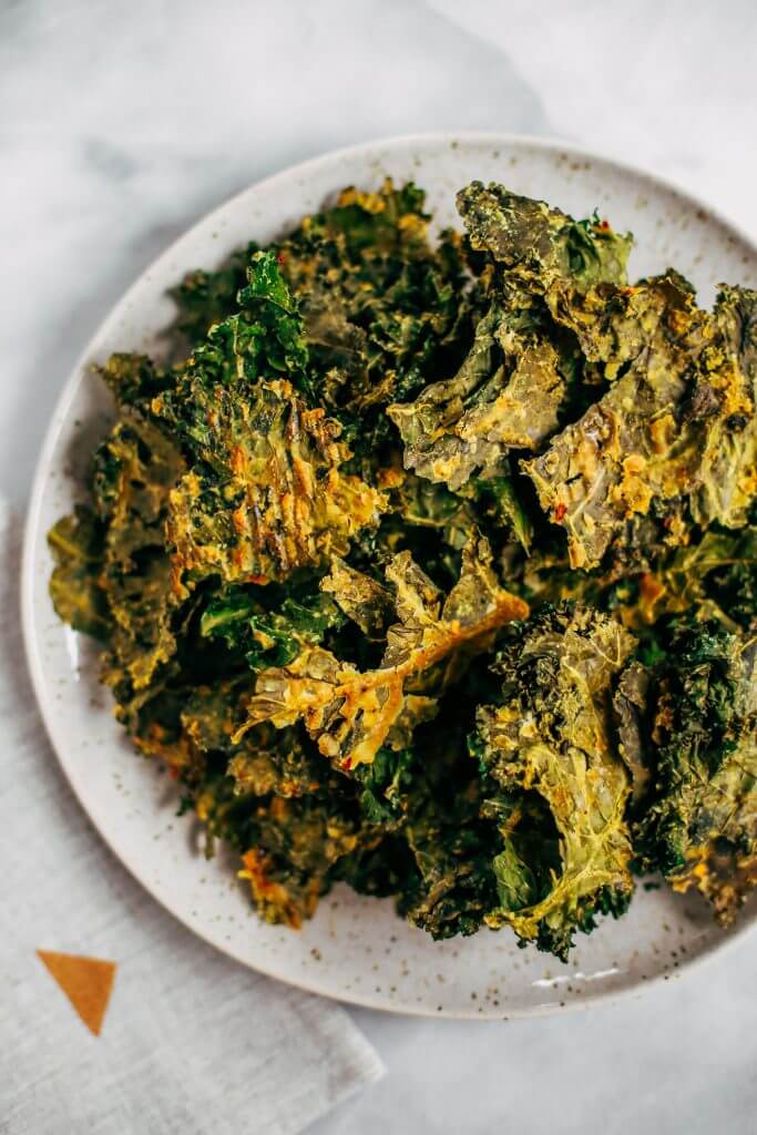 Zesty lemon garlic kale chips. Homemade kale chip recipe. Easy whole30 snack for on the go. These healthy paleo kale chips are made with just a few ingredients and are SO easy to make! #whole30 #paleo #vegan #recipe #cooking