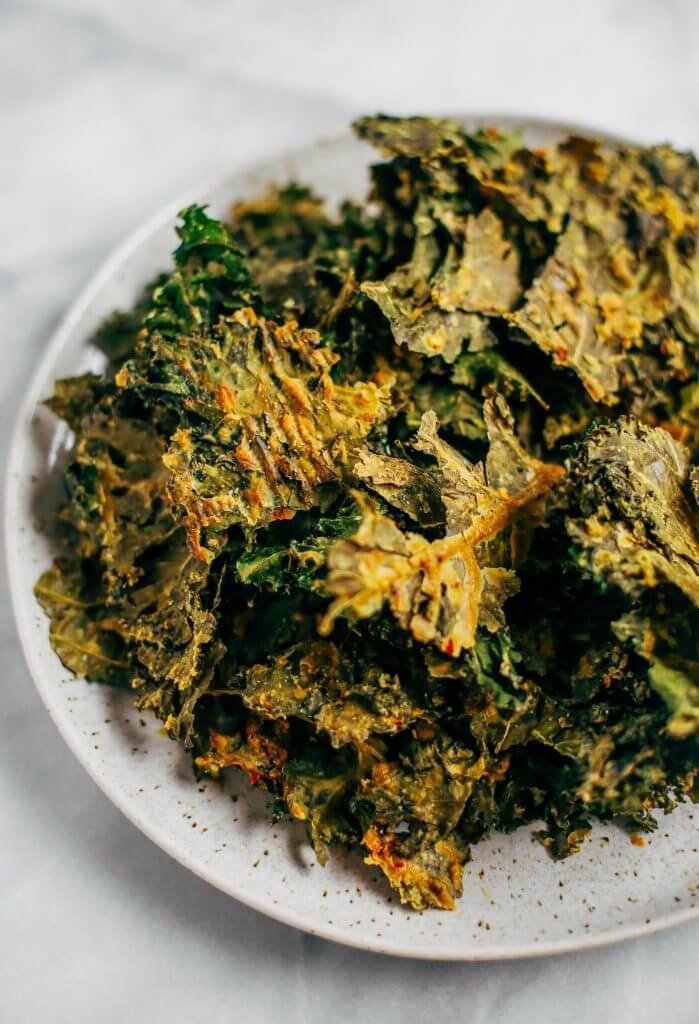 Zesty lemon garlic kale chips. Homemade kale chip recipe. Easy whole30 snack for on the go. These healthy paleo kale chips are made with just a few ingredients and are SO easy to make! #whole30 #paleo #vegan #recipe #cooking