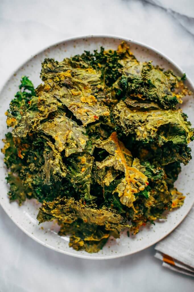 Zesty lemon garlic kale chips. Homemade kale chip recipe. Easy whole30 snack for on the go. These healthy paleo kale chips are made with just a few ingredients and are SO easy to make! #whole30 #paleo #vegan #recipe #cooking