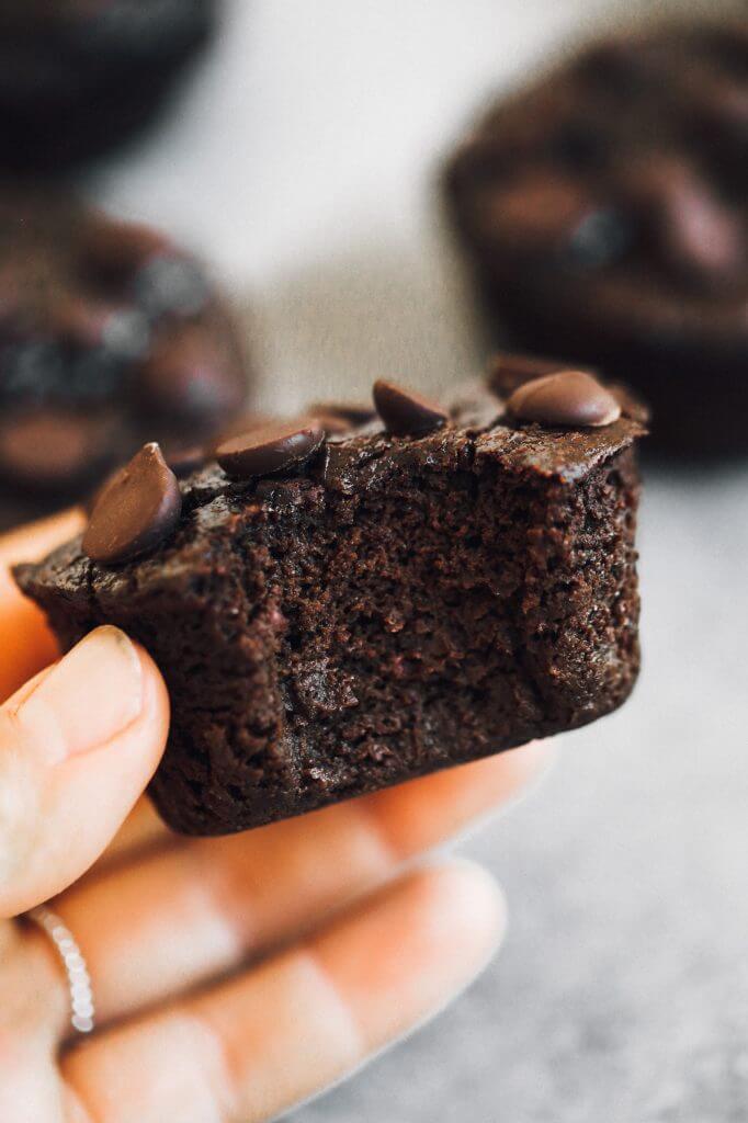 Fudgey chocolate muffins made with avocado and sweetened with dates and an apple! These healthy paleo chocolate muffins taste almost like brownies and are so delicious! They can be stored in the freezer for future breakfasts or desserts. #paleo #recipes #chocolate #glutenfree #dessert #muffins
