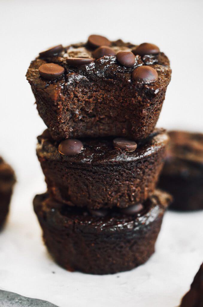 Fudgey chocolate muffins made with avocado and sweetened with dates and an apple! These healthy paleo chocolate muffins taste almost like brownies and are so delicious! They can be stored in the freezer for future breakfasts or desserts. #paleo #recipes #chocolate #glutenfree #dessert #muffins